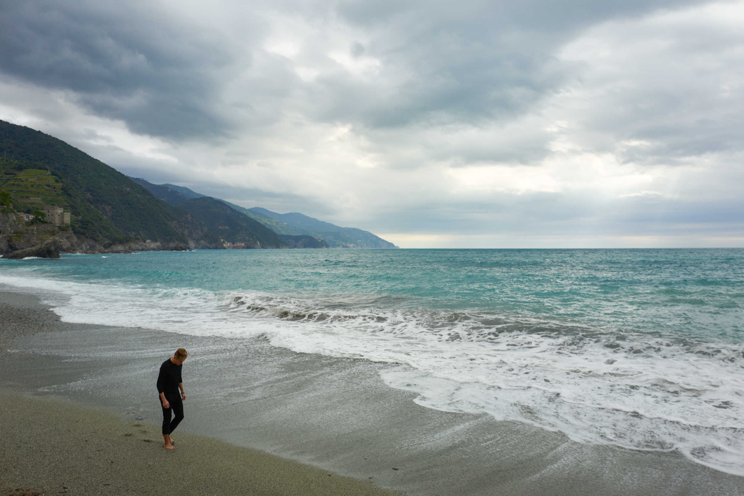 Jak on śmie, czyli Jarek Wist i “Dolce VitaM” Mężczyzna nad morzem
