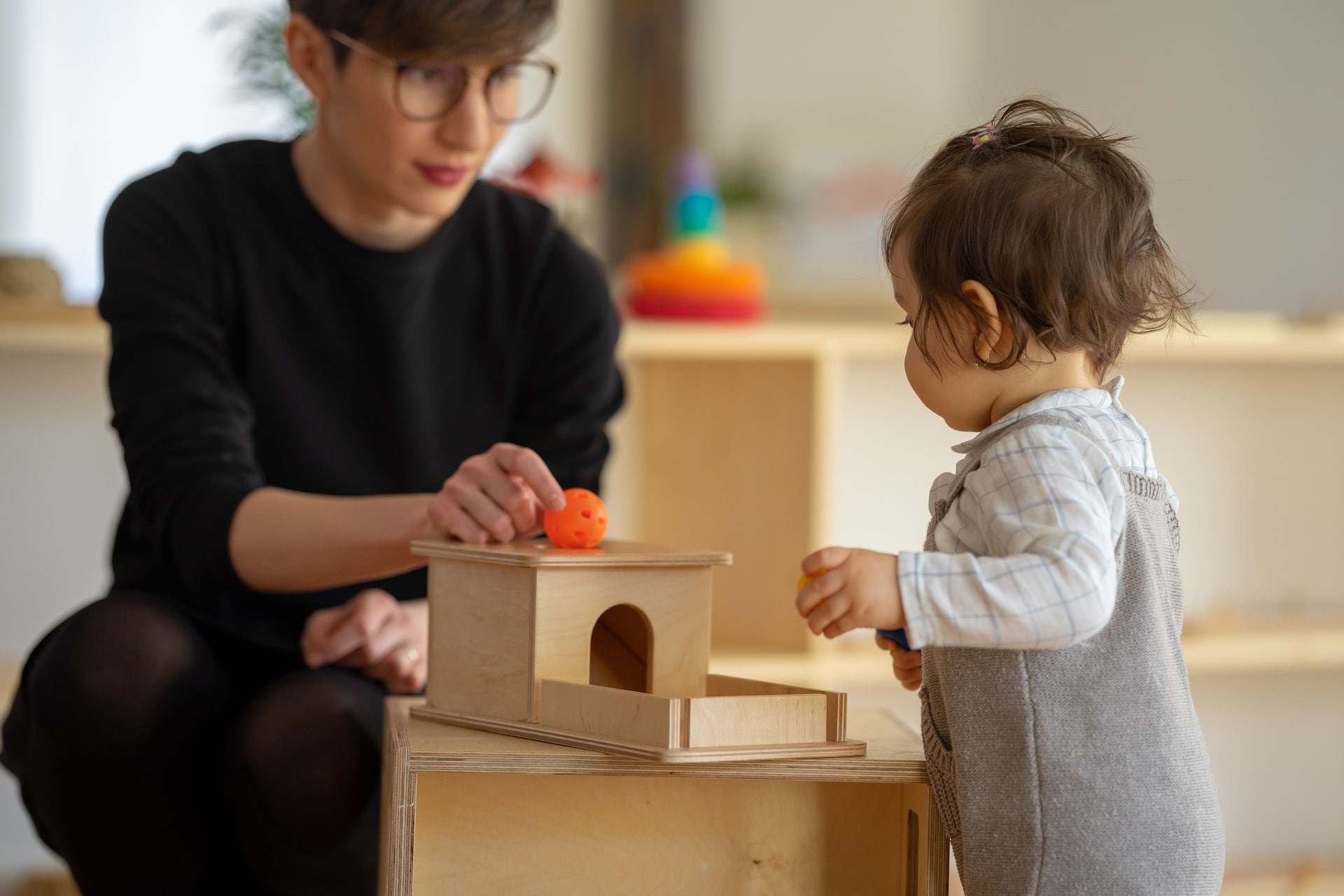 "Montessori w twoim domu", czyli praktyczne rady na temat wychowania Mother and toddler playing