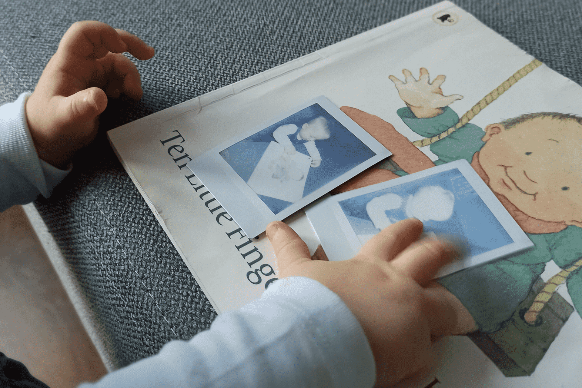 Angielskie zabawy do “Ten Little Fingers and Ten Little Toes” Baby looking at photos