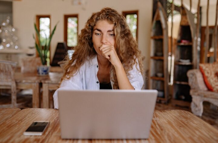 woman_using_laptop