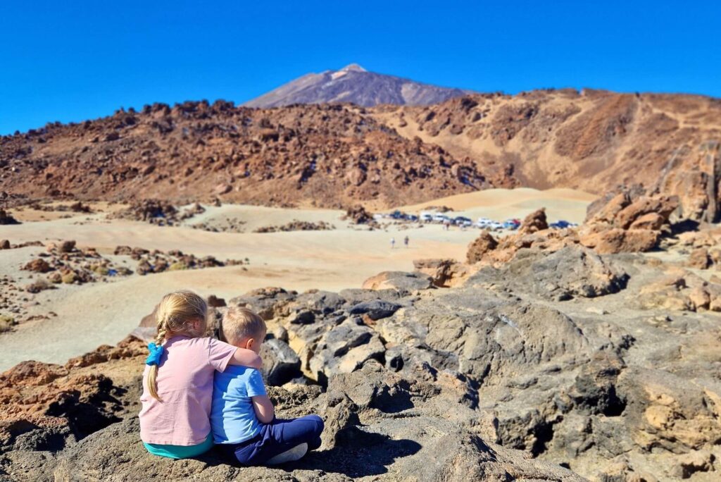 Teneryfa z dzieckiem – pogoda, atrakcje i praktyczne wskazówki Widok na Teide z Minas de San José z dziećmi