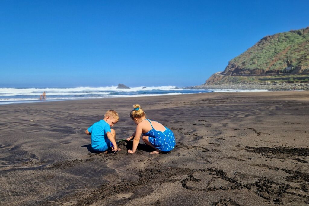Teneryfa z dzieckiem – pogoda, atrakcje i praktyczne wskazówki Plaża Almáciga na Teneryfie z dziećmi