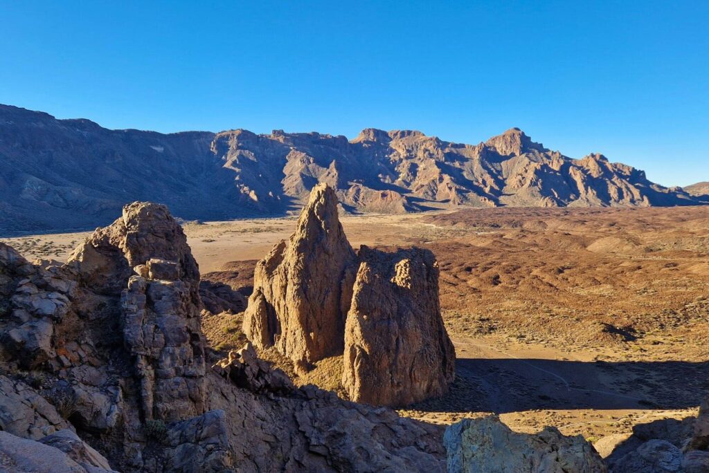 Teneryfa z dzieckiem – pogoda, atrakcje i praktyczne wskazówki Widok z Mirador de La Ruleta na La Catedral - Roques de García
