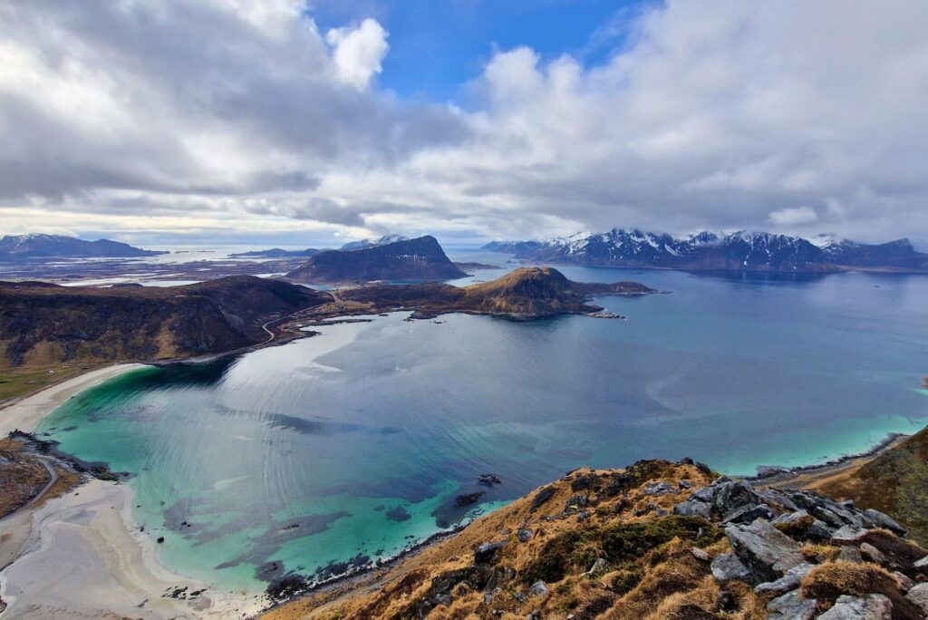 Lofoty: Co warto wiedzieć? Hauklandstranda - widok ze szczytu Mannen