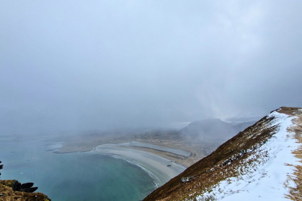 Lofoty: Co warto wiedzieć? Widok na plażę Yttresand z punktu widokowego Roren - Lofoty