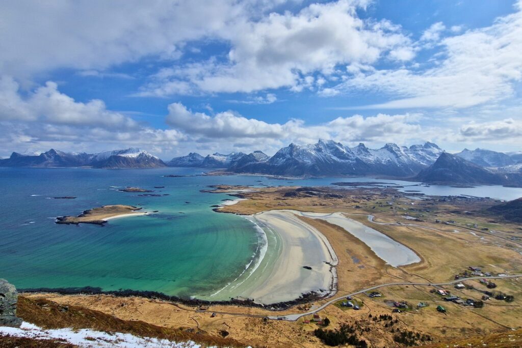 Lofoty: Co warto wiedzieć? Yttresand Beach From Roren Viewpoint 1024x684