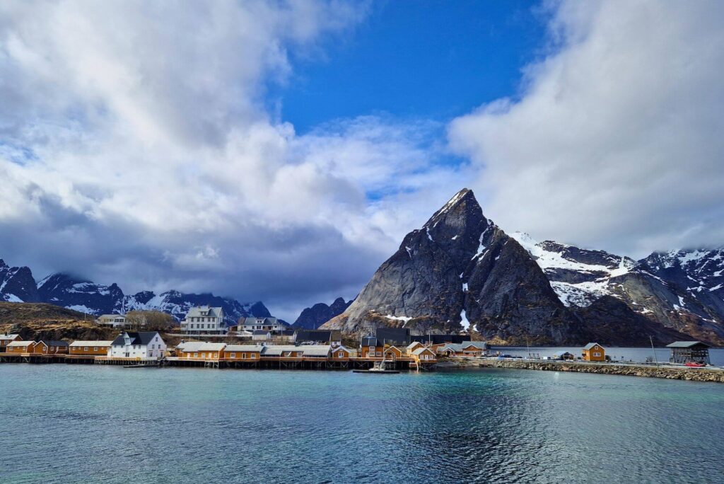 Widok na Sakrisøy z punktu widokowego