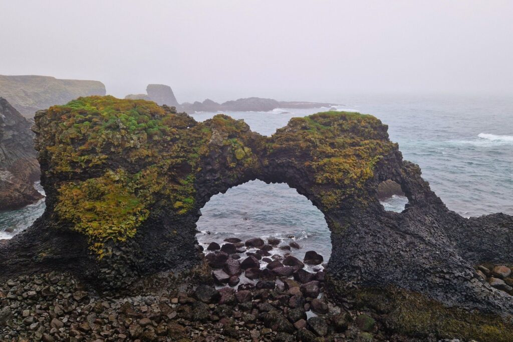 Półwysep Snæfellsnes: Atrakcje, które musisz zobaczyć Gatklettur, łuk skalny u wybrzeży Arnarstapi, Islandia