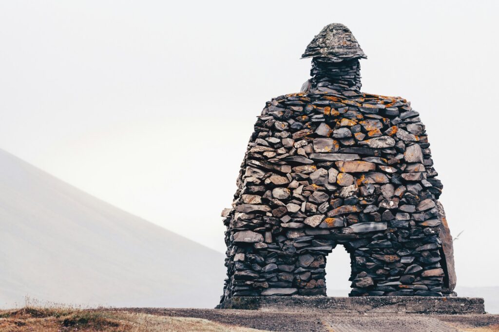 Półwysep Snæfellsnes: Atrakcje, które musisz zobaczyć Pomnik Bardura Arnarstapi 1024x683