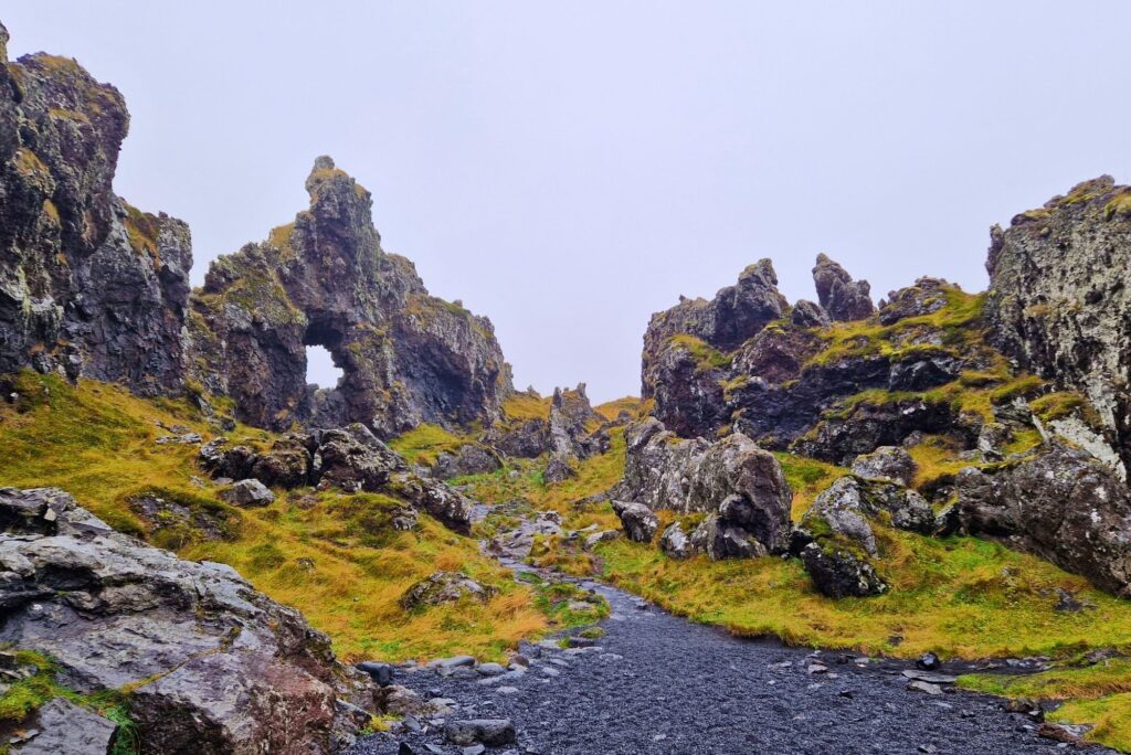 Półwysep Snæfellsnes: Atrakcje, które musisz zobaczyć Ścieżka Nautastígur, plaża Djúpalónssandur