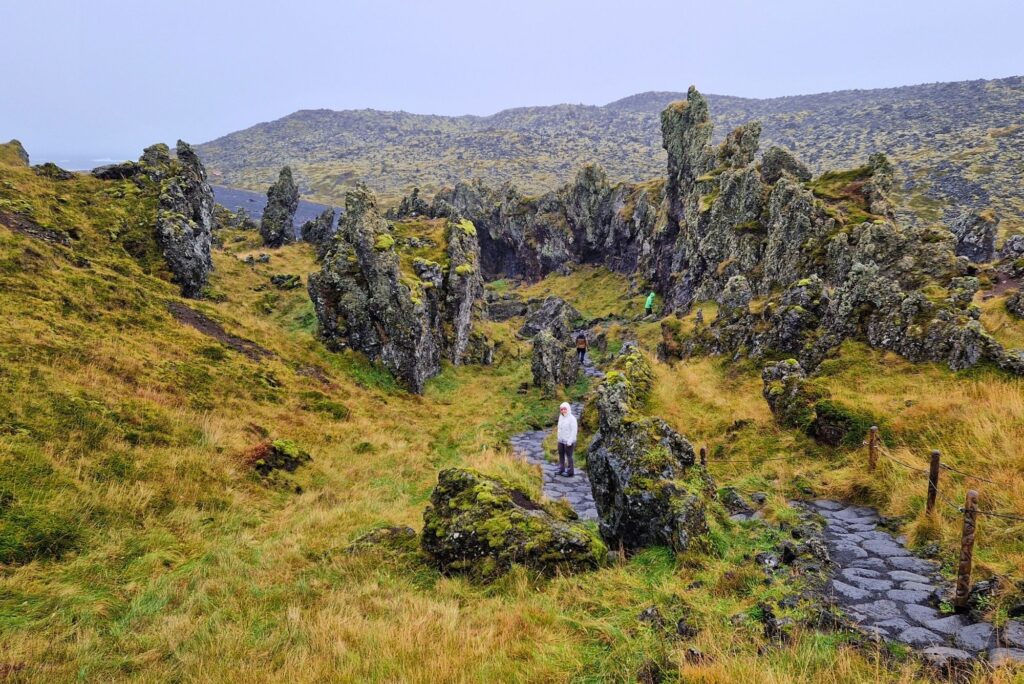 Półwysep Snæfellsnes: Atrakcje, które musisz zobaczyć Ścieżkę Nautastígur prowadząca na plażę Djúpalónssandur