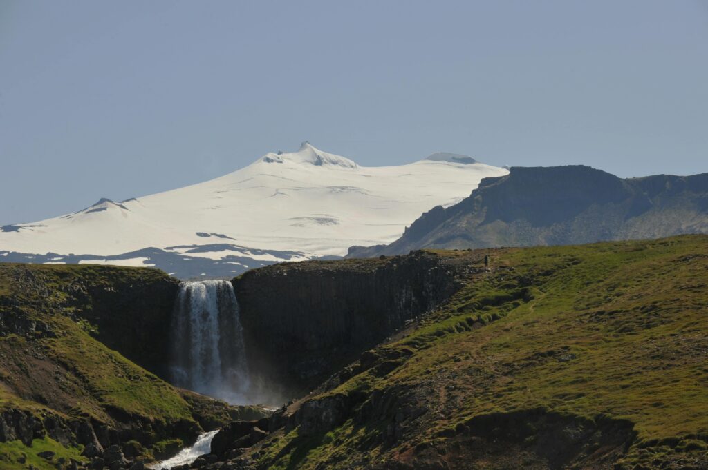 Półwysep Snæfellsnes: Atrakcje, które musisz zobaczyć Svöðufoss z widokiem na lodowiec Snæfellsjökull
