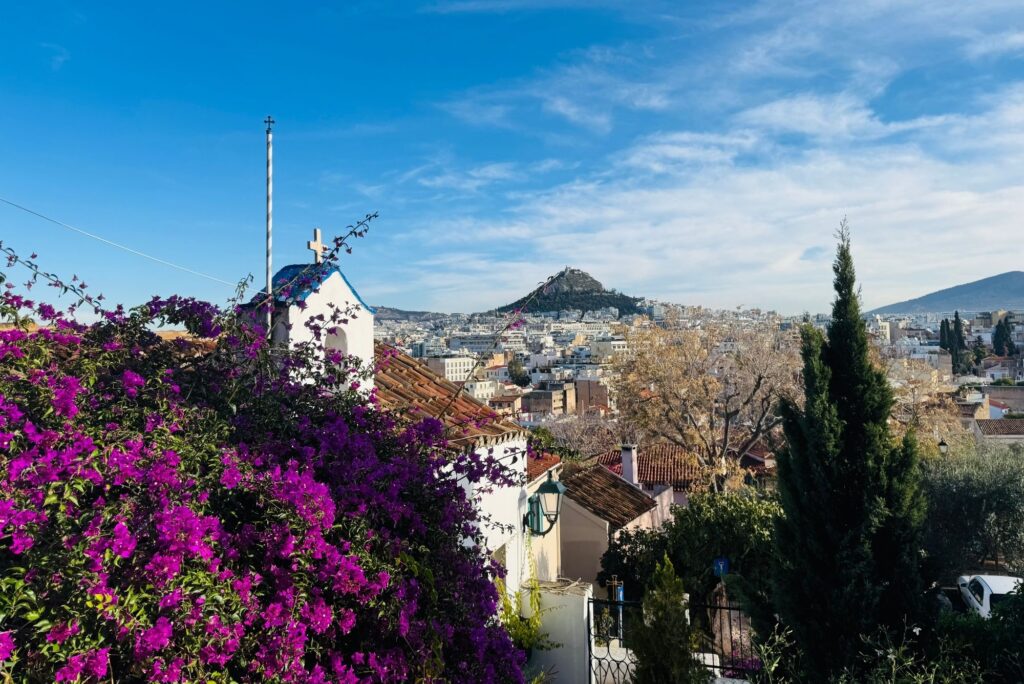 Anafiotika, widok na wzgórze Lycabettus