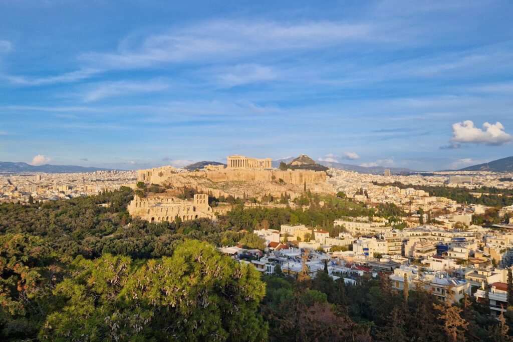 widok na akropol ze wzgórza filopapposa