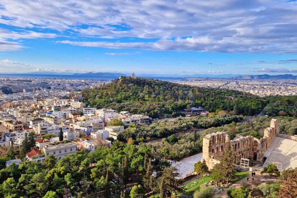 Widok ze szczytu Akropolu, w tle wzgórze Filopapposa