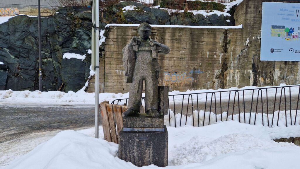 Haugesund na weekend Fiskehandler, czyli rzeźba sprzedawcy ryb w Haugesund