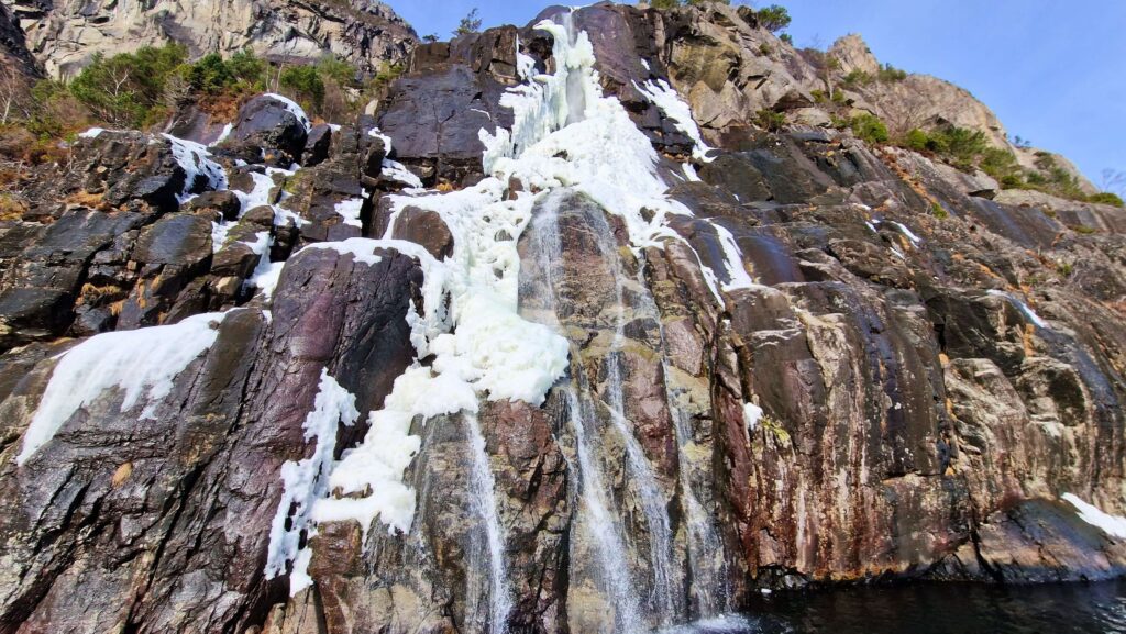 Rejs po Lysefjord zimą – czy warto? Wodospad Hengjanefossen, zimowy rejs po Lysefjord