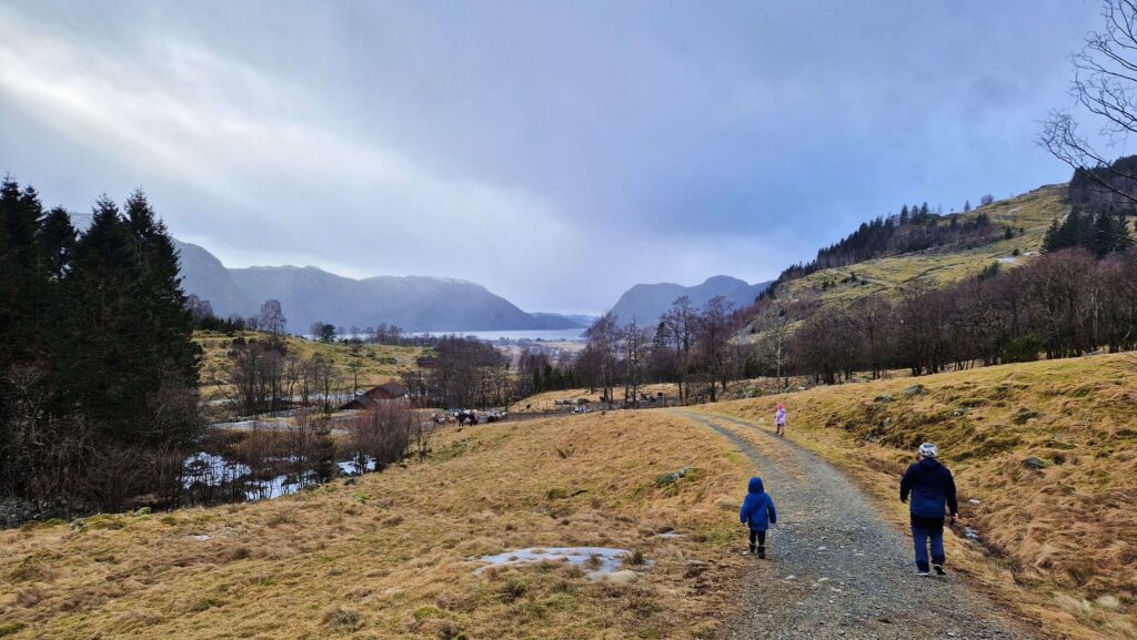 Ferie zimowe w Jørpelandzie: Plan podróży z dziećmi Eventyrskogen las