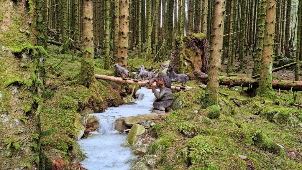 Ferie zimowe w Jørpelandzie: Plan podróży z dziećmi Eventyrskogen rzeźba