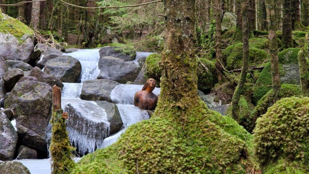 Ferie zimowe w Jørpelandzie: Plan podróży z dziećmi Eventyrskogen rzeźba w potoku