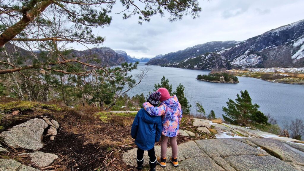 Ferie zimowe w Jørpelandzie: Plan podróży z dziećmi Høllesli - widok na Lysjefjord