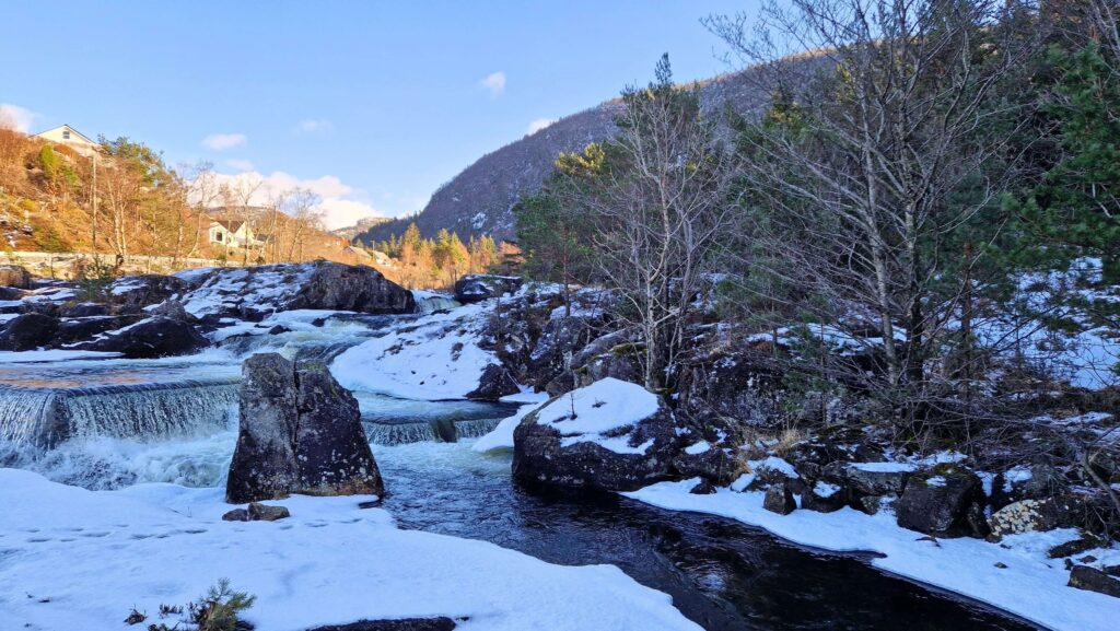 Ferie zimowe w Jørpelandzie: Plan podróży z dziećmi Jørpelandsfossen