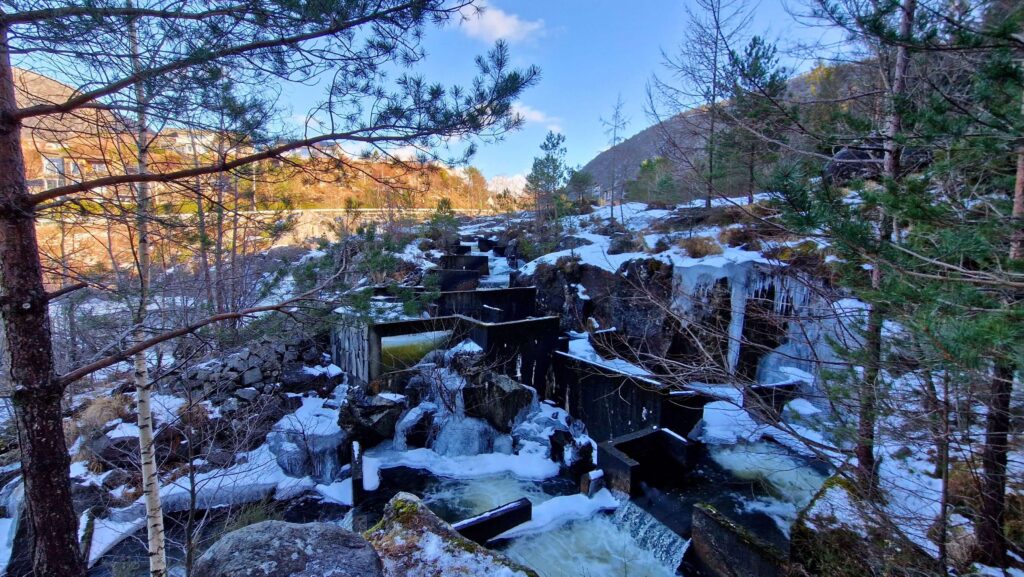 Ferie zimowe w Jørpelandzie: Plan podróży z dziećmi Jørpelandsfossen i drabinki dla łososi