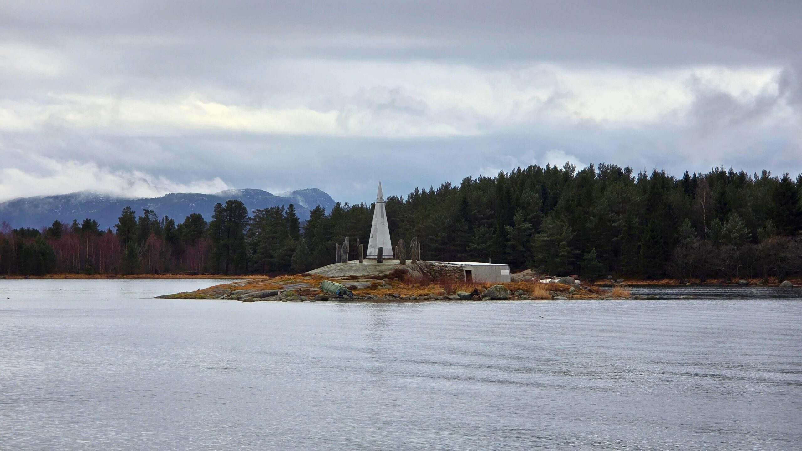 Ferie zimowe w Jørpelandzie: Plan podróży z dziećmi Jørpelandsholmen, instalacja artystyczna Solspeilet