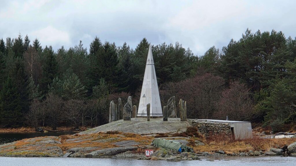 Ferie zimowe w Jørpelandzie: Plan podróży z dziećmi Solspeilet, norweski Stonehenge