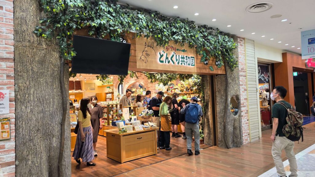 Tokio – co warto zobaczyć? Plan wycieczki na 4 dni Pamiątki sklep studia Ghibli w Japonii
