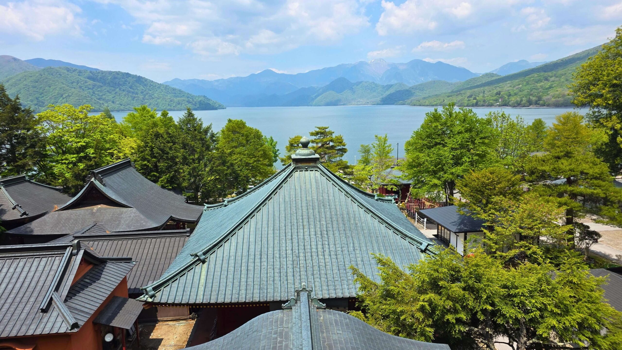 Nikkō - pomysł na jednodniową wycieczkę z Tokio Panorama jeziora Chūzenji ze tarasu świątyni Chūzenji, Nikko