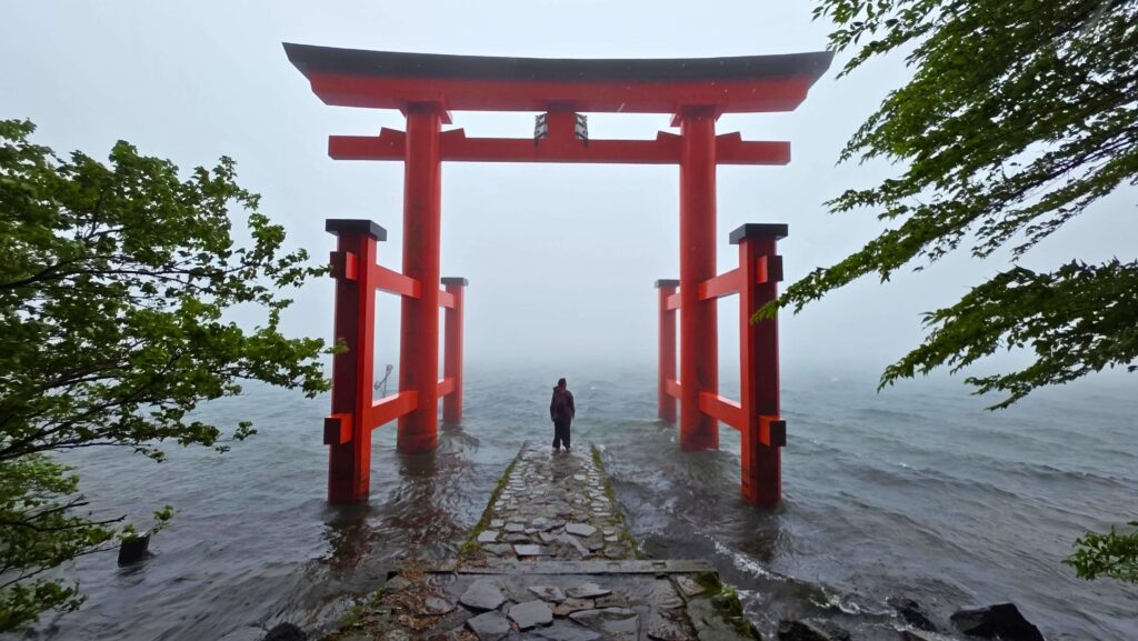 Hakone w deszczu. Czy to ma sens? Czerwona brama tori - Heiwa no Torii, Hakone
