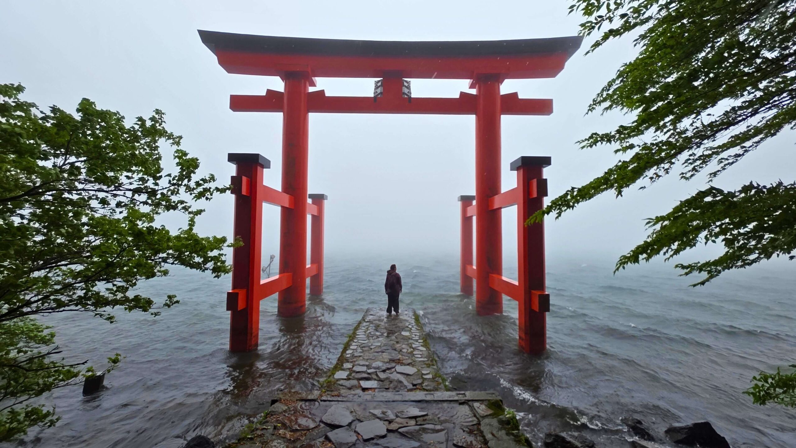 Hakone w deszczu. Czy to ma sens? czerwona brama tori heiwa no torii, hakone