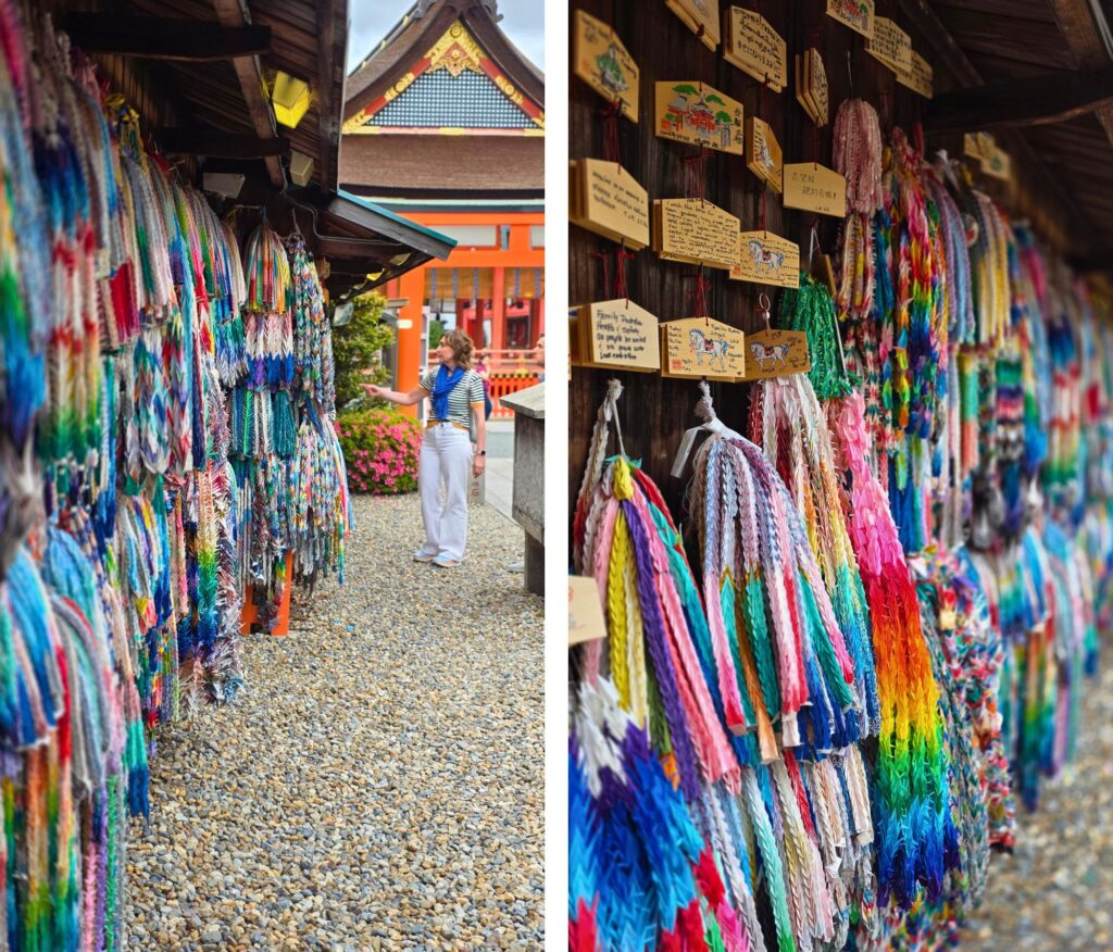 Fushimi Inari Taisha. Jak zobaczyć to miejsce bez tłumów? Fushimi Inari Taisha - drewniane tabliczki z prośbami wiernych