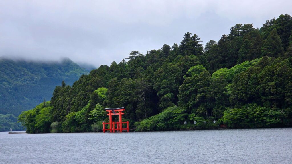 Hakone w deszczu. Czy to ma sens? Hakone, rejs statkiem pirackim po jeziorze Ashi