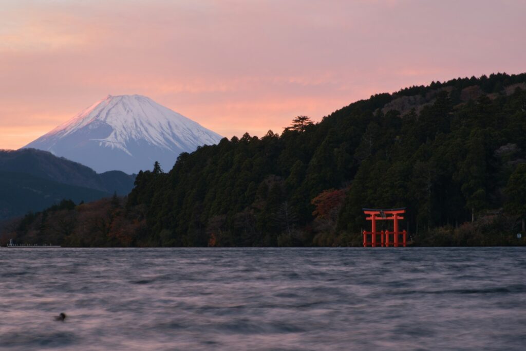 Hakone w deszczu. Czy to ma sens? Hakone, góra Fuji, rejs po jeziorze Ashi