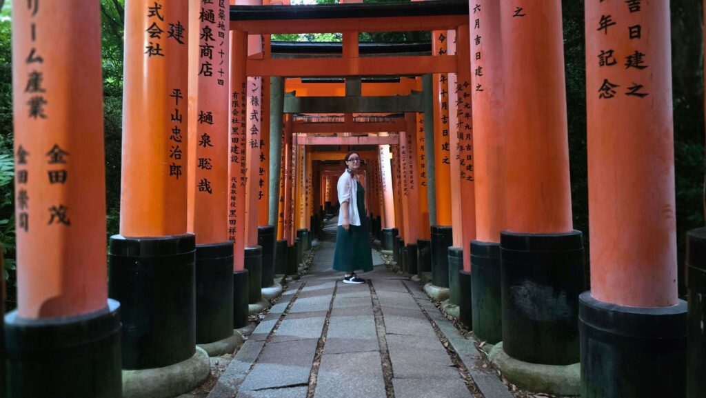Fushimi Inari Taisha. Jak zobaczyć to miejsce bez tłumów? Lena Węglarz w Fushimi Inari Taisha