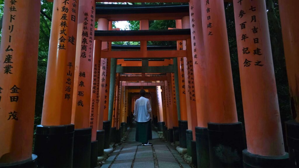 Fushimi Inari Taisha. Jak zobaczyć to miejsce bez tłumów? Lena Węglarz w Fushimi Inari Taisha, Kioto