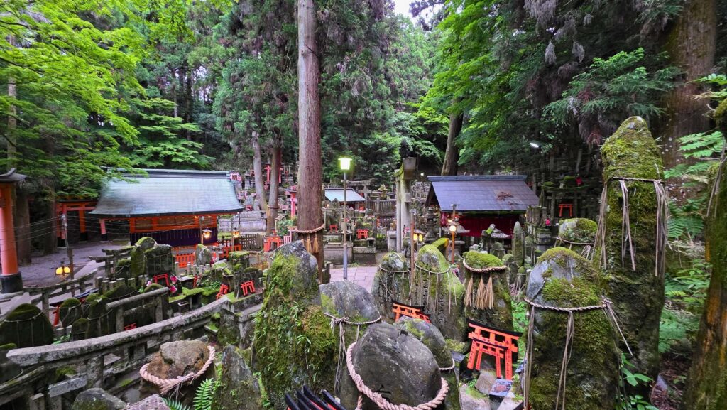 Fushimi Inari Taisha. Jak zobaczyć to miejsce bez tłumów? Ołtarze w Fushimi Inari