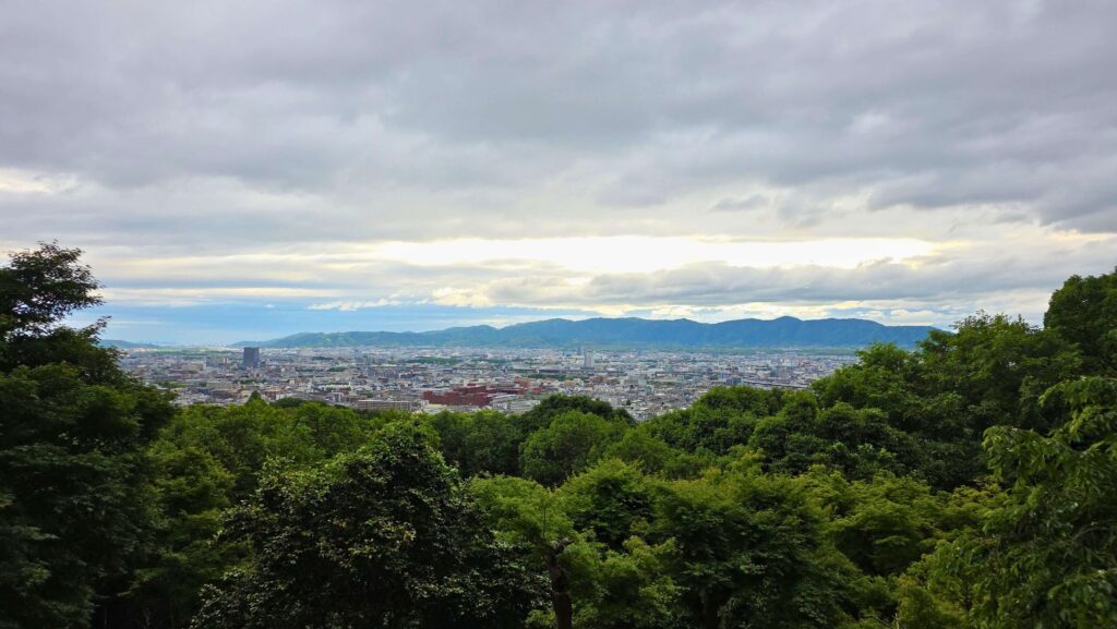 Kioto po raz pierwszy. Gdzie spać, jak się poruszać i co zobaczyć Panorama Kioto z Fushimi Inari Taisha