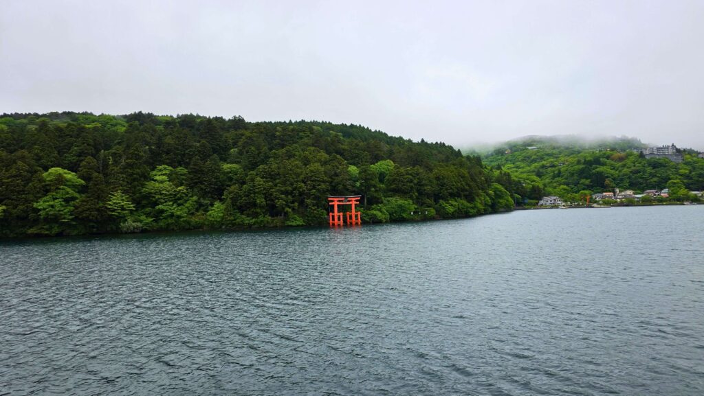 Hakone w deszczu. Czy to ma sens? Rejs statkiem pirackim po jeziorze Ashi, Hakone, widok na bramę tori