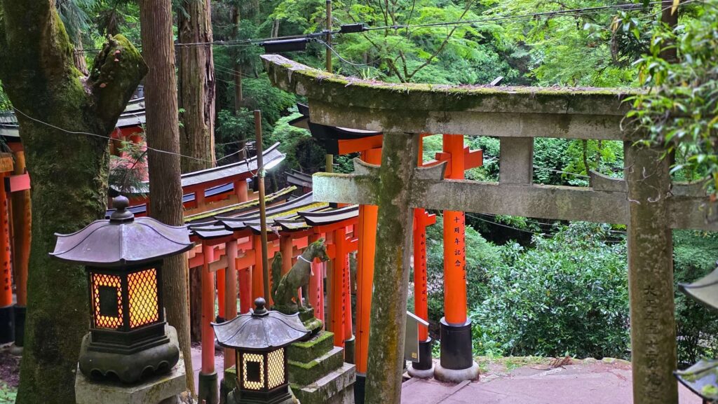 Fushimi Inari Taisha. Jak zobaczyć to miejsce bez tłumów? Wejście na górę Inari, Fushimi Inari Taisha