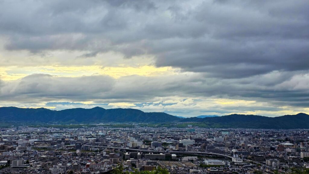 Fushimi Inari Taisha. Jak zobaczyć to miejsce bez tłumów? Yotsutsuji punkt widokowy na Kioto z Fushimi Inari Taisha