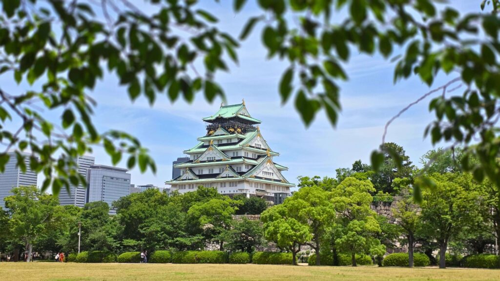 Osaka – co zobaczyć, gdzie spać i co zjeść? Praktyczny przewodnik zamek osaka jō, japonia